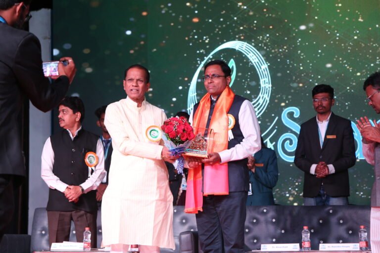 Shri Sawale Saheb felicitating Shri Kiran Patil Sir (Collector, Buldhana) Prize distribution ceremony in PSpandan 2025